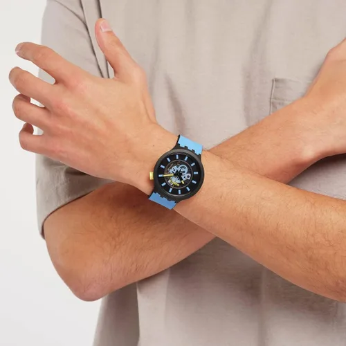 Vista 5 de Swatch Reloj de cuarzo biocerámico de viaje por día, Negro