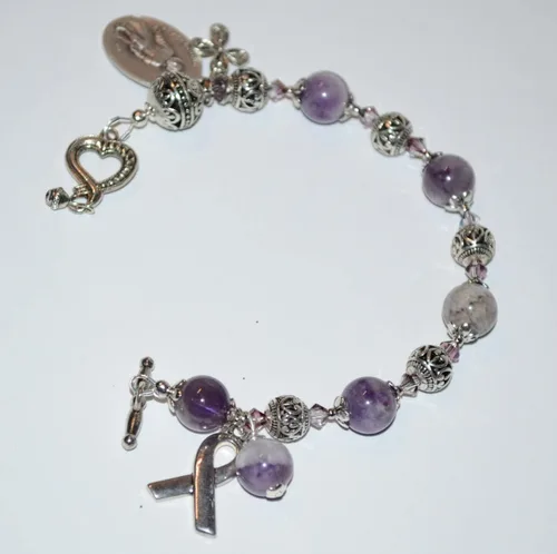 Vista 2 de Pulsera de rosario de San Peregrino en amatista natural, pulsera de rosario, pulsera de amatista, piedra natal de febrero, elige santo, encanto