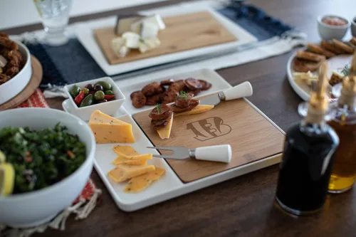 Vista 3 de Picnic TIME NFL Peninsula Tabla de cortar y bandeja para servir, tabla de queso, tabla de embutidos - plato de aperitivo, bambú y cerámica blanca