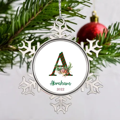Vista 4 de Monograma inicial letra A copo de nieve, adorno de bayas de pino de Navidad para decoración de árbol de Navidad, adornos de Navidad personalizados