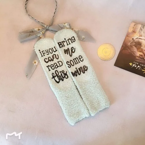 Vista 40 de CHANGGER Calcetines unisex con texto en inglés "If You Can Read This Bring Me Some Fuzzy Funny Saying Crew Socks Christmas Unisex Gift