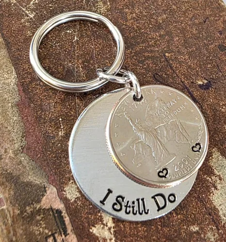 Vista 3 de 25º Aniversario de Plata, 25 Años, I Still Do, Moneda del Año de Boda, Llavero, Opciones Personalizadas, Para Él o Ella, Regalo para Esposo, Regalo