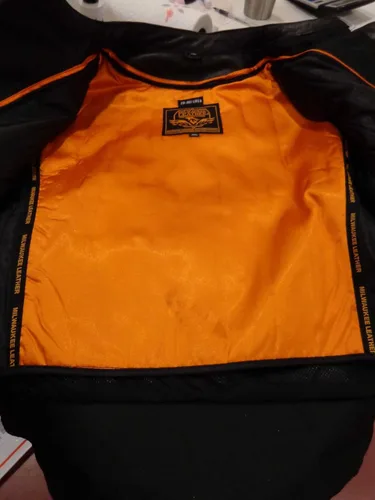 Vista 5 de Chaqueta de cuero negro para mujer con brazo arrugado DETALILIING