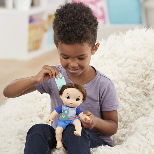 Vista 10 de Baby Alive Littles, Carry 'N Go Squad, Little Matteo Brown Hair Boy Muñeca, portador, accesorios, juguete para niños a partir de 3 años