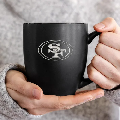 Vista 2 de Rico Industries Taza Bistro Mate Negra de Fútbol Americano NFL de 15 onzas - Para Bebidas Calientes o Frías - Logotipo del Equipo Grabado para una