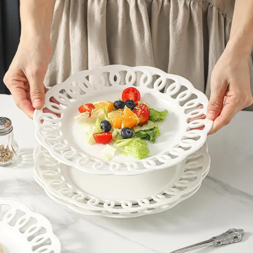 Vista 3 de Juego de 4 platos de cena de 10 pulgadas con borde de encaje, nuevos platos redondos de porcelana color hueso con diseño único de ahuecamiento