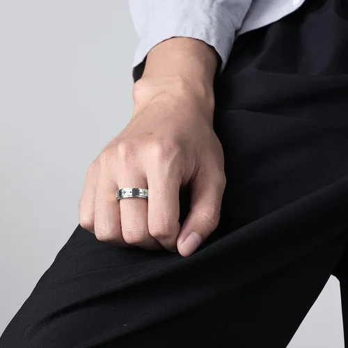 Vista 2 de Anillo giratorio de cruz para mujeres y hombres, alivio de la ansiedad y el estrés, gira libremente, inspiraciones, banda de acero inoxidable