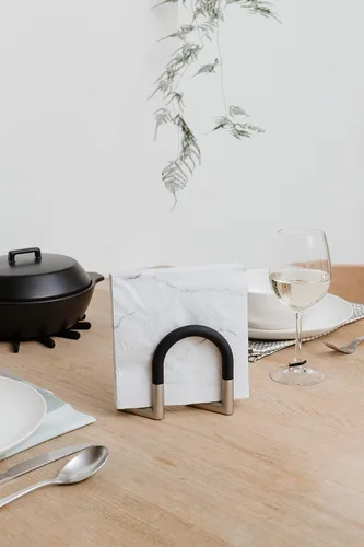 Vista 2 de Umbra servilletero giratorio Metal, spring mechanism, adjustable arms, space saving storage, modern design, easy to use, recycled plastic
