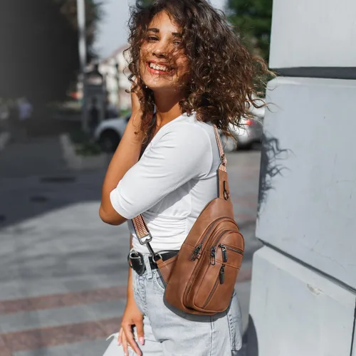 Vista 3 de Riñonera antirrobo para mujer, pequeña cangurera de piel Negro-b