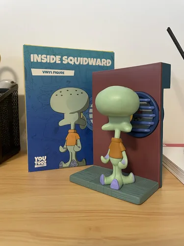 Vista 5 de Youtooz Inside Squidward Figura de vinilo de 10 cm, Calamardo coleccionable basado en el meme de Internet Sinking Feeling, Colección de Bob Esponja