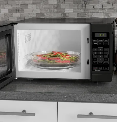 Vista 4 de GE Horno microondas para encimera, compacto de 0.7 pies cúbicos, capacidad de 700 vatios, 6 ajustes de cocción automática, tecnología de bloqueo