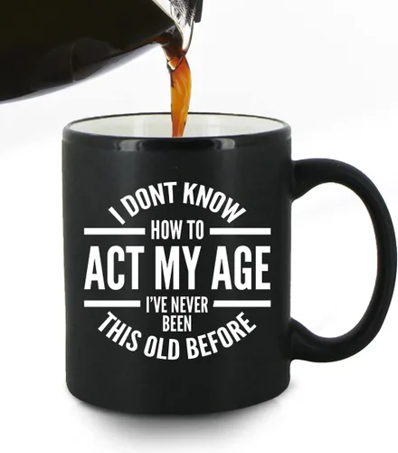 Vista 2 de DU VINO Taza de café con texto en inglés "I Don't Know How To Act My Age - Divertido regalo de cumpleaños o jubilación para ancianos mayores, regalo