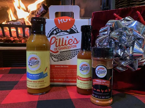 Vista 2 de Lillie's of Charleston Caja de regalo de variedad caliente de 3 unidades Salsa picante Loco Low Country, salsa barbacoa de mostaza Hab Mussy