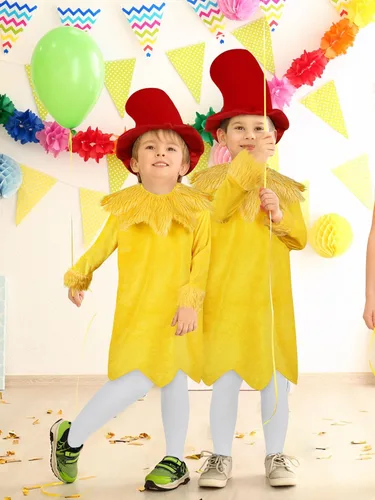 Vista 7 de SOMSOC Conjunto de disfraz clásico de libro de cuentos para niños, sombrero rojo de Stovepipe de felpa, chal mullido, calcetines hasta la rodilla