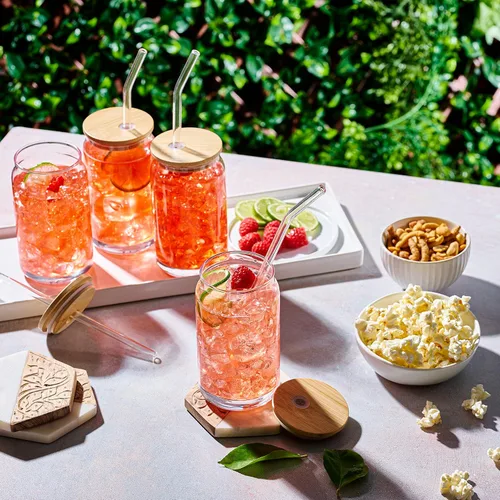 Vista 7 de Le'raze Juego de 4 vasos patentados Can Shaped con tapas y pajitas de bambú – Vasos de agua transparente de 16 onzas para café helado, té, cócteles