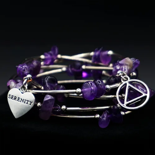 Vista 5 de The Token Shop Pulsera AA de amatista con símbolo de triángulo de círculo anónimo de alcohólicos y dije de corazón de serenidad Regalo de sobriedad