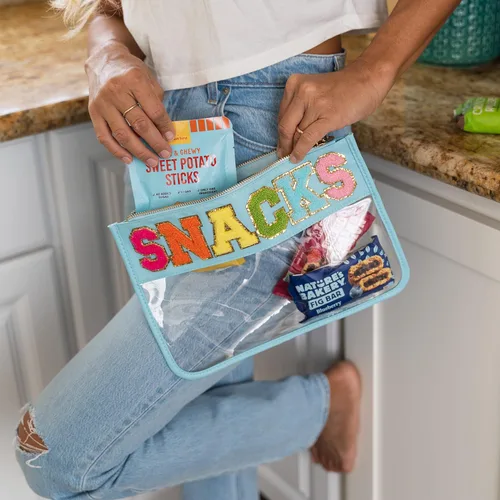 Vista 9 de Fablinks Bolsa transparente con cremallera para mujeres con parche de letras de chenilla, bolsa de viaje para aperitivos para adolescentes y niñas