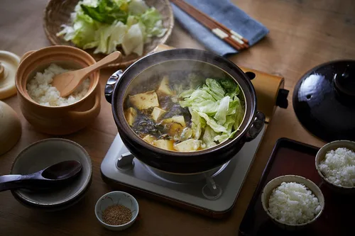 Vista 2 de Olla de arcilla japonesa Donabe, 77.8 fl oz, para 3-4 personas, negro, producto de Mie, Japón