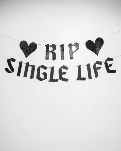 Vista 5 de xo, Fetti RIP Single Life - Cartel con purpurina – Negro, 5 pies Decoraciones de despedida de soltera, fondo divertido de despedida de soltera