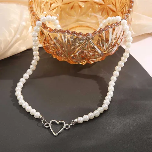 Vista 5 de YienDoo Gargantilla de perlas bohemias, cadena con dije de corazón plateado, para damas de honor, para bodas, damas de honor, gargantilla de perlas
