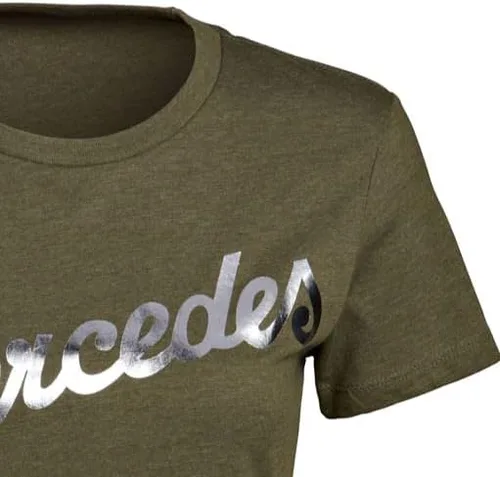 Vista 2 de Mercedes Benz Next Level - Camiseta estampada con texto en inglés Next Level Silver Script suave y ajustada color verde militar