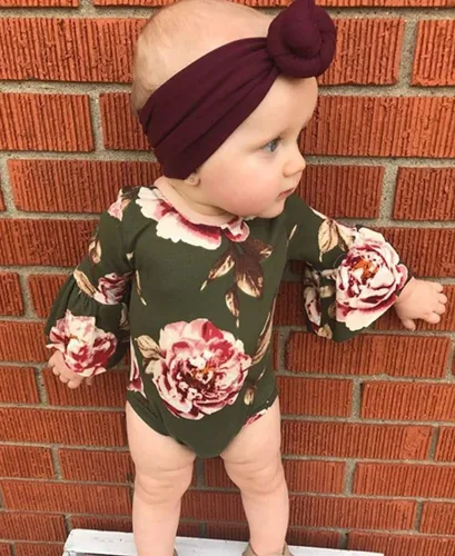 Vista 2 de Mameluco de manga larga con diseño de flores de encaje para bebé, color liso, conjunto de ropa con diadema