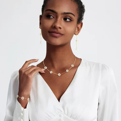 Vista 6 de Zeffy Collar de perlas de oro para mujer, delicado chapado en oro de 14 quilates, gargantilla de perlas en capas, aretes de perlas, pulseras