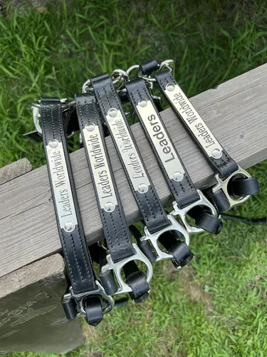 Vista 2 de Leaders - Cabestro de cuero para caballos con placa de nombre grabada personalizada, cabestro para caballo, negro/plateado