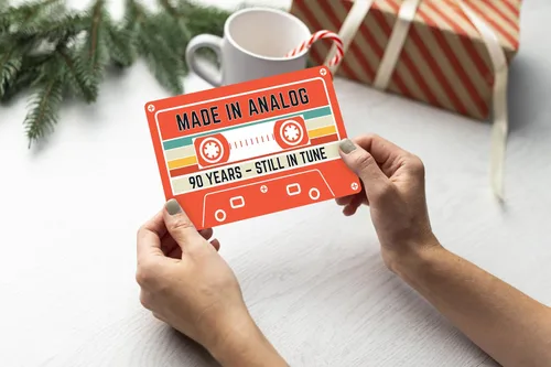 Vista 6 de Tarjeta de cumpleaños 90 – Diseño retro de cinta de casete – Hecho en analógico, todavía en sintonía – Regalos de 90 años para él o ella – Tarjeta