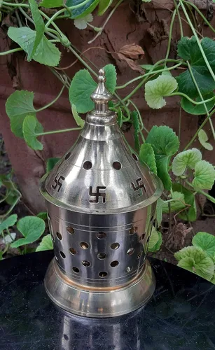 Vista 3 de Akhand Jyoti Diya de latón con cubierta Divi lámpara de aceite para templo lámpara de aceite espiritual Lámpara de mecha de aceite pequeña Deepak