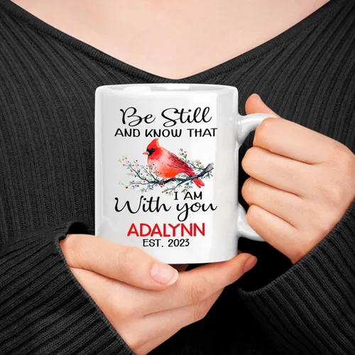 Vista 5 de Taza de café personalizada con nombre y año con diseño de pájaro cardenal rojo, taza de café con texto en inglés "Be Still And Know That I Am With