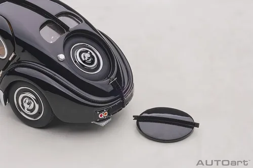 Vista 4 de Auto Art Models 1938 Bugatti Type 57SC Atlantic con ruedas de disco negro 1/43 modelo de auto fundido a presión por AUTOart 50946