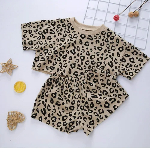 Vista 3 de Conjunto de ropa de verano con estampado de leopardo y camiseta y pantalones cortos, 2 piezas