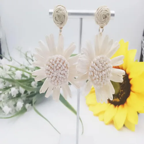 Vista 7 de Aretes colgantes de rafia con girasol, rafia envueltos en paja, aretes colgantes de verano de ratán para mujeres y niñas