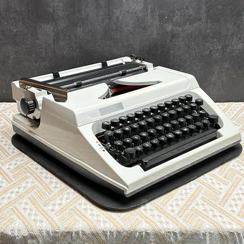 Vista 2 de Máquina de escribir tradicional manual, máquina de escribir manual clásica, procesador de palabras clásico para escribir novelas en cualquier lugar