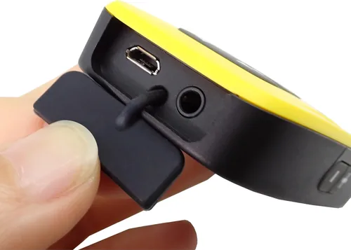 Vista 5 de X amarillo con cable de carga negro y cable de datos verde