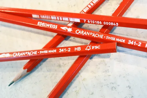 Vista 2 de Caran d'Ache Edelweiss HB - Lápiz de escritura, fabricado en Suiza, paquete de 12