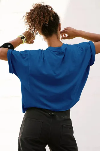 Vista 2 de Camisetas cortas extragrandes de entrenamiento de para mujer, estilo informal, de manga corta, hombros caídos, con dobladillo enrollado, básicas