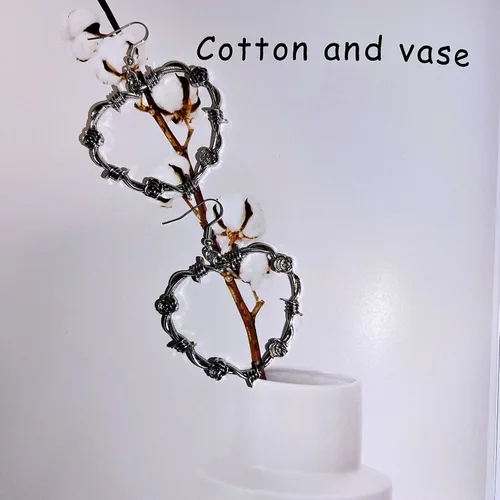 Vista 6 de Aretes de aro góticos de alambre de púas para mujer, aretes góticos de corazón negro, aretes punk grandes y gruesos, aretes colgantes grandes, Zinc