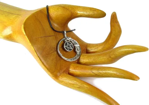 Vista 2 de La Pentacle en la luna peltre colgante sobre Cord Collar, la colección de Wiccan