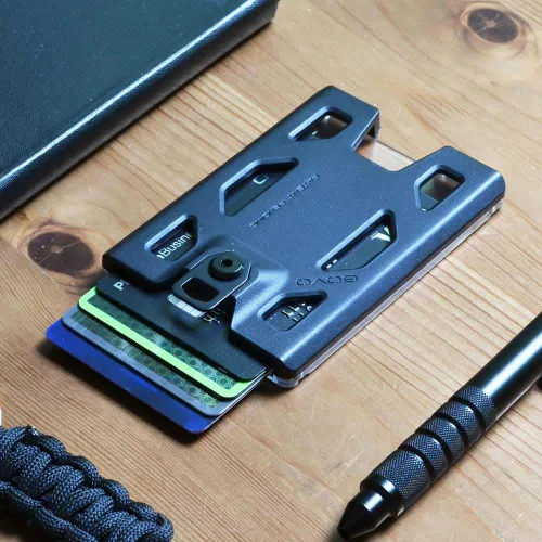 Vista 4 de GOVO T4 - Soporte para tarjetas de identificación, versión sin clip, de policarbonato duradero con capacidad para 1 a 4 tarjetas (negro)