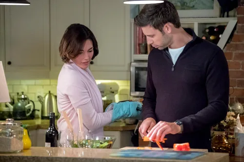 Vista 3 de Hallmark 6-Movie Collection Love at First Dance, The Art of Us, Tulips in Spring, Dating the Delaneys, Fly Away With Me & Romance to the Rescue
