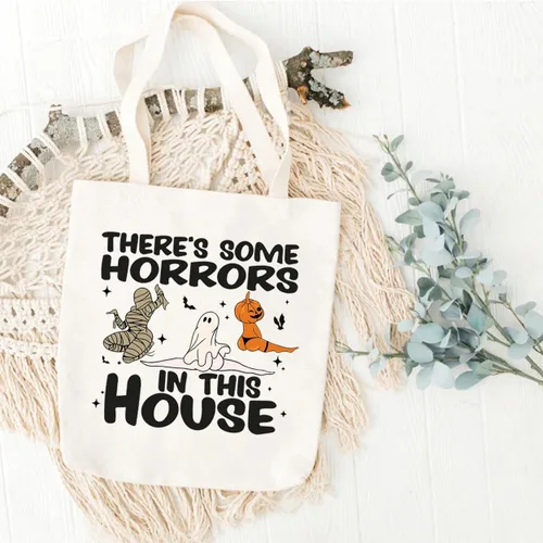 Vista 4 de Bolsa de lona de Halloween para mujer, con texto en inglés "There Some Horrors in this House", bolsa de compras ecológica