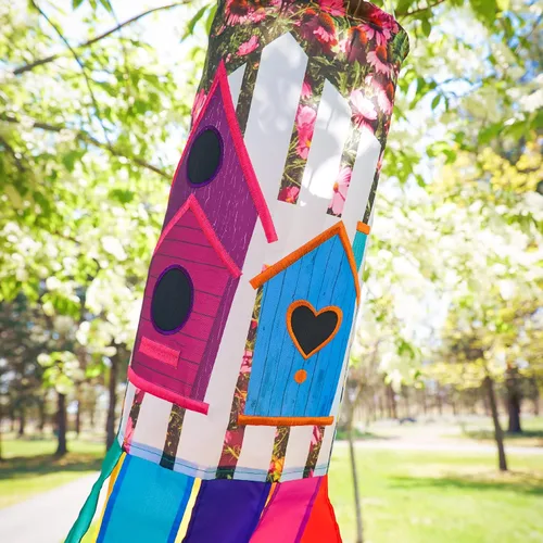 Vista 3 de In the Breeze 5072 — Birdhouse Garden 40 pulgadas Windsock — Decoración colorida para colgar al aire libre