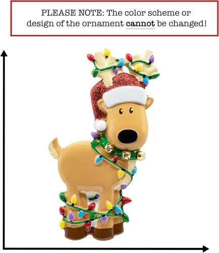 Vista 2 de Adorno de Navidad personalizado de reno 2026 – Personalización gratuita Figura de ciervo con sombrero de Papá Noel enredado en luces para árbol
