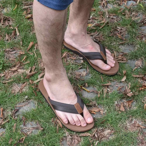 Vista 6 de KuaiLu - Sandalias de pata de gallo para hombre con soporte para el arco y plantilla de piel usada para tapetes de yoga