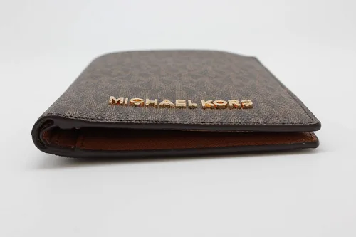 Vista 4 de Michael Kors Jet Set - Funda para pasaporte de viaje de PVC 2019 PVC marrón Cartera de viaje