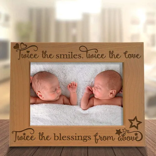 Vista 4 de KATE POSH - Dos veces las sonrisas, dos veces el amor, dos veces las bendiciones de arriba - Marco de fotos grabado de madera natural - Marco