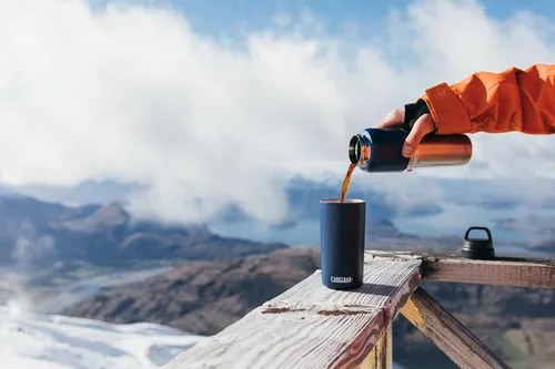 Vista 2 de CamelBak Horizon - Vaso aislado de acero inoxidable con tapa de tres modos resistente a derrames, 30 onzas, amanecer del desierto
