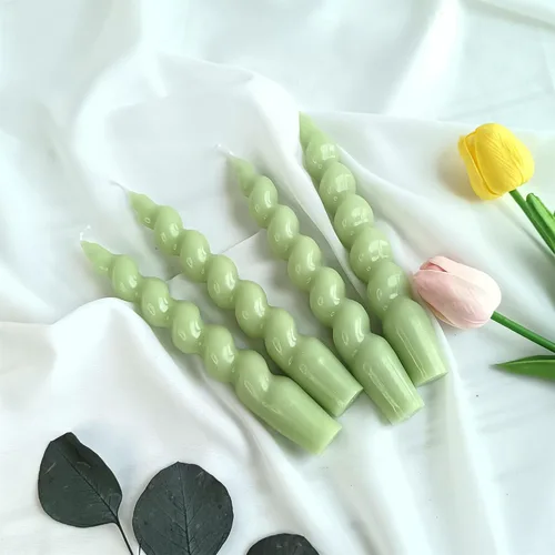 Vista 2 de Candelabros en espiral verde y velas cónicas verdes - Gedengni 7.5 pulgadas Velas cónicas cortas y encantadoras con diseño retorcido, velas sin